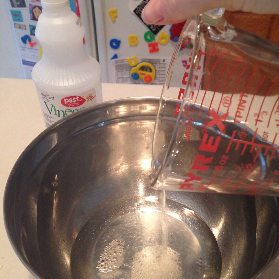 Pour 3/4 c. vinegar in a large bowl.