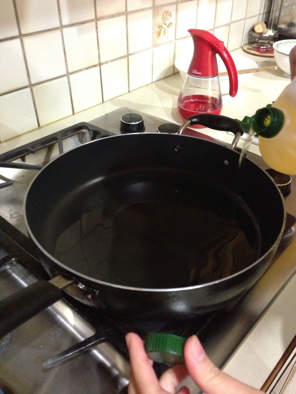 Pour a generous amount of oil in a pan to deep fry the betel wrap meat. You can either use a lot of oil so that it covers the whole roll, or use less and flip them around.