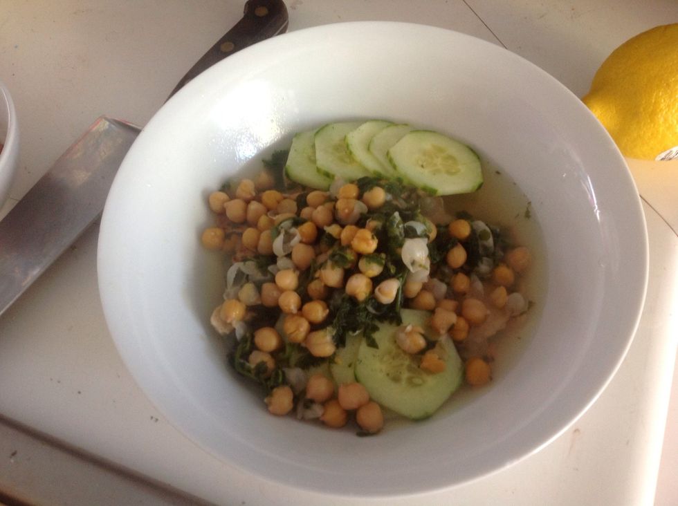 Pour a ladleful of chickpeas and broth onto themz. I like it really soupy but apparently you can enjoy it with just enough liquid to rehydrate/moisten the pita. Phooey.