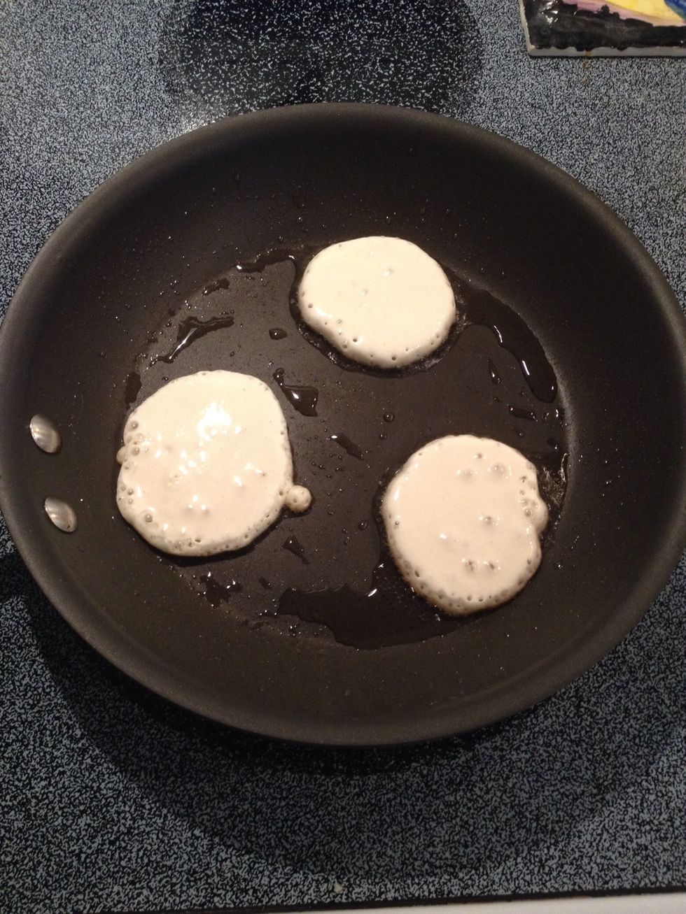 Pour a little oil in a preheated pan and add the pancake mix. You will need to make three different sizes for the three parts of a snowman: head, belly, and base.