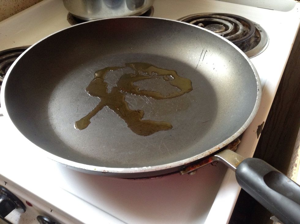 Pour a modest amount of olive oil in pan (I like to pretend I'm writing in Mandarin :); preheat oil