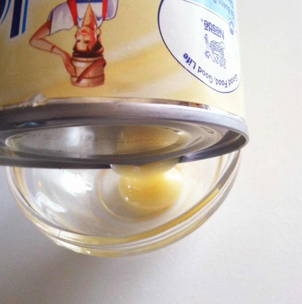 Pour a small amount of milk into a bowl. After the dulce de leche is made, use this sample for contrast.