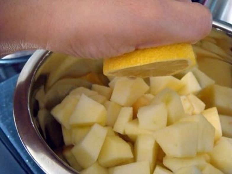 How to keep your crisp, fresh apple slices from turning brown and sad –  SheKnows