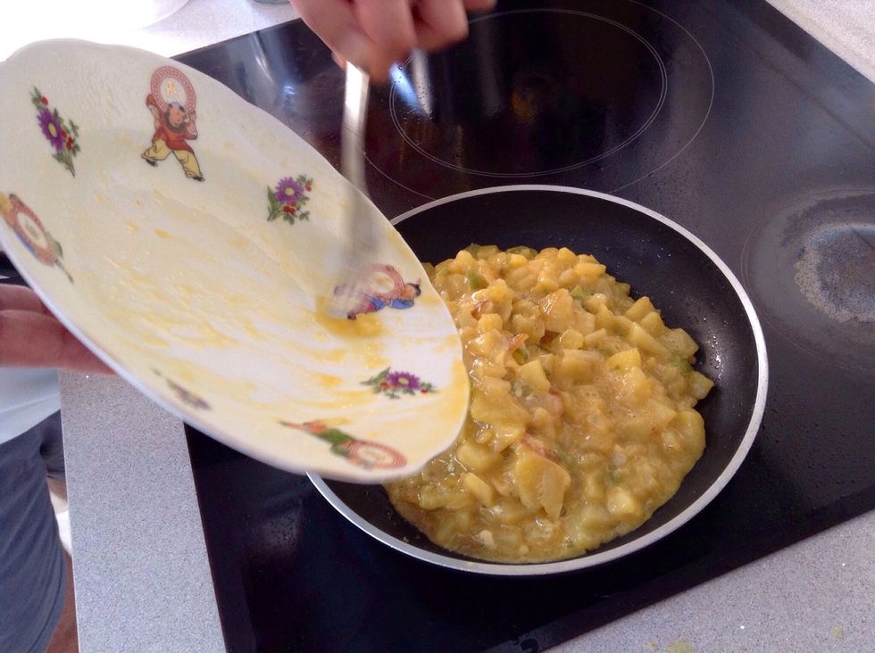 Pour a teaspoon of olive oil into a medium frying pan. Heat it (medium). Pour the mixture into the frying pan.