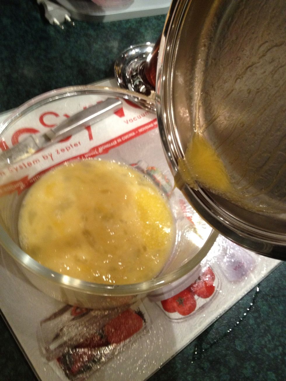 Pour a thin stream of almost all the melted butter into the eggs. Should remain in the pan for 15-20%. Beat the eggs again.