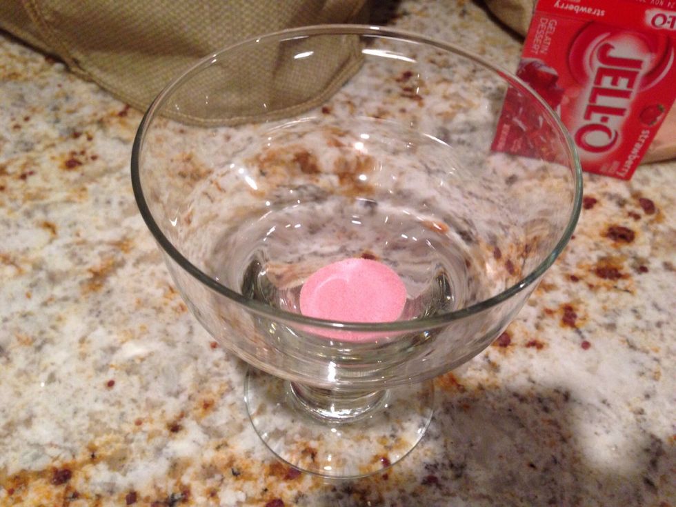 Pour about a tablespoon of gelatin into the cup.