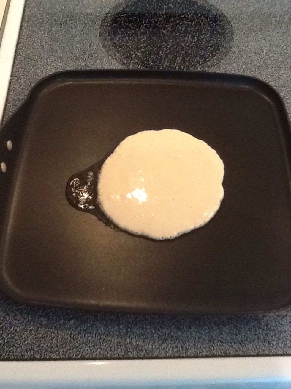 Pour batter directly on the oil. This will make your edges crispy like in the restaurants .