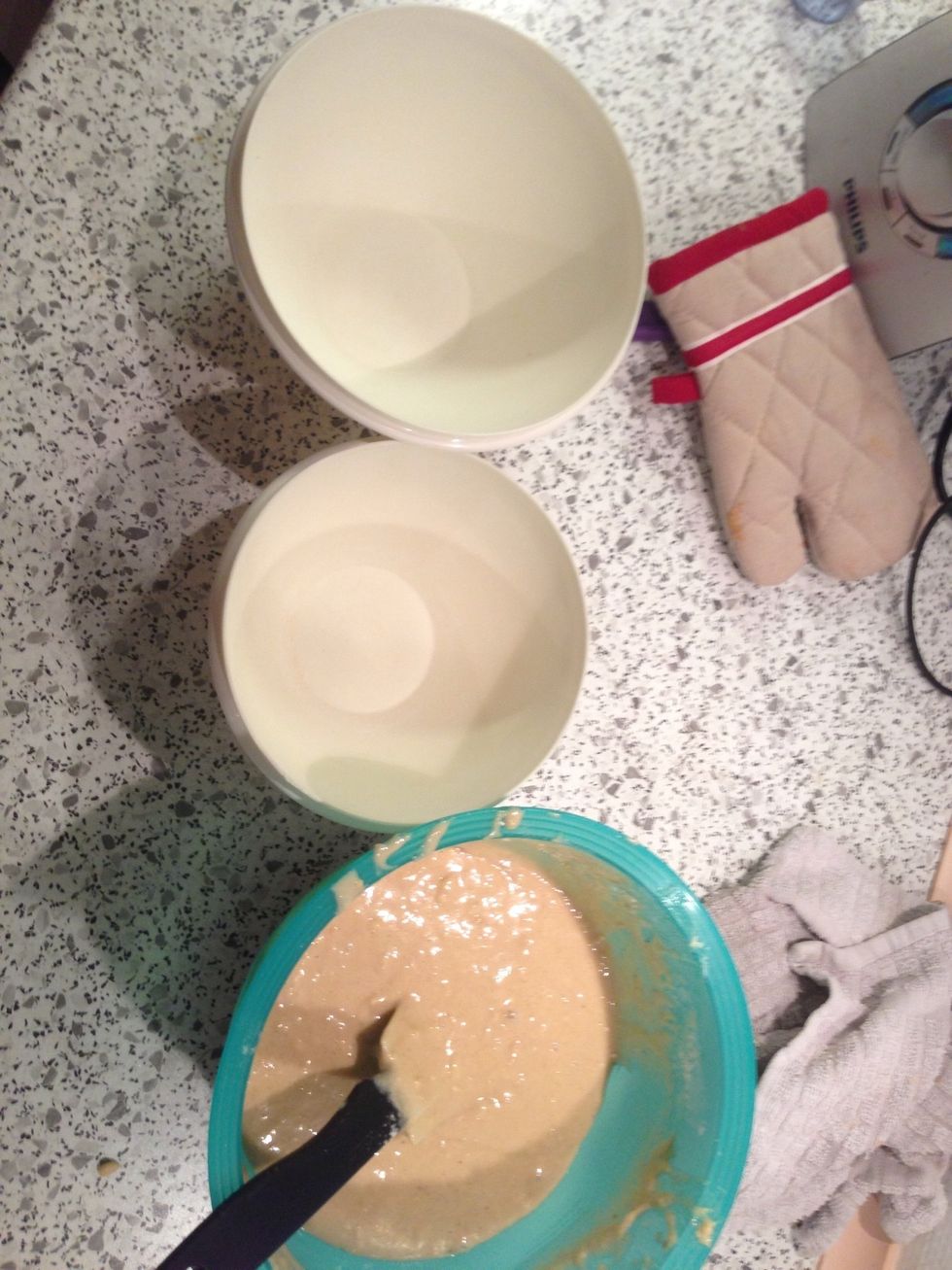 Pour batter into the three plates so that the dough in all of them. \ud83d\ude04