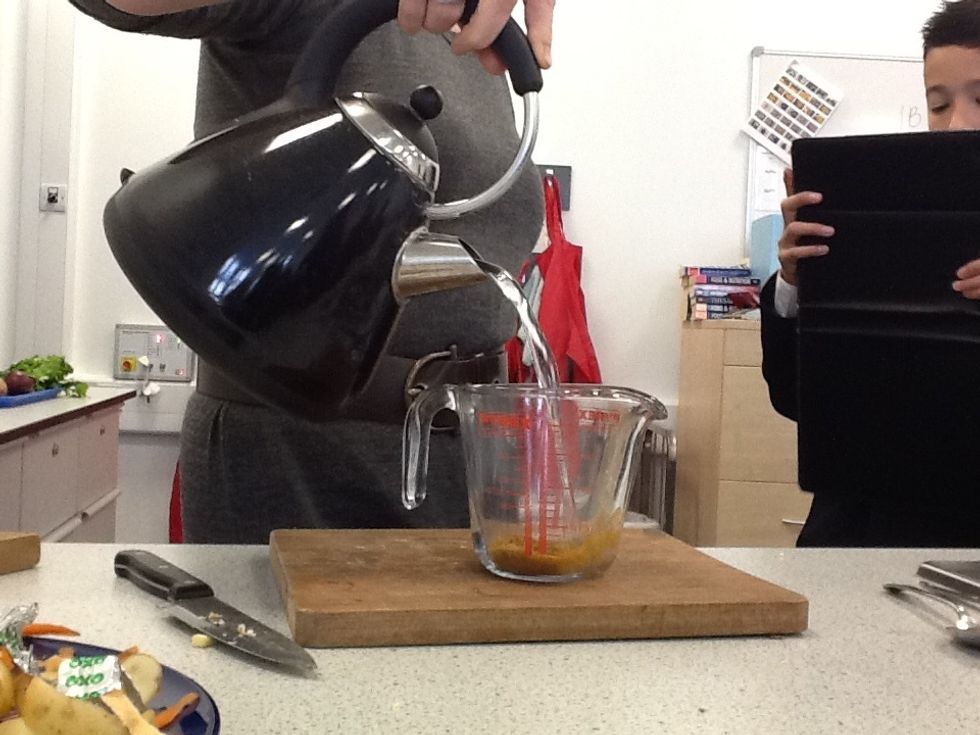 Pour boiling water into measuring jug to 500 ml.