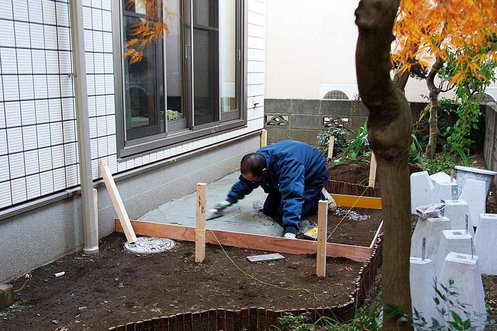 Pour cement mortar. Use an iron to become flat.