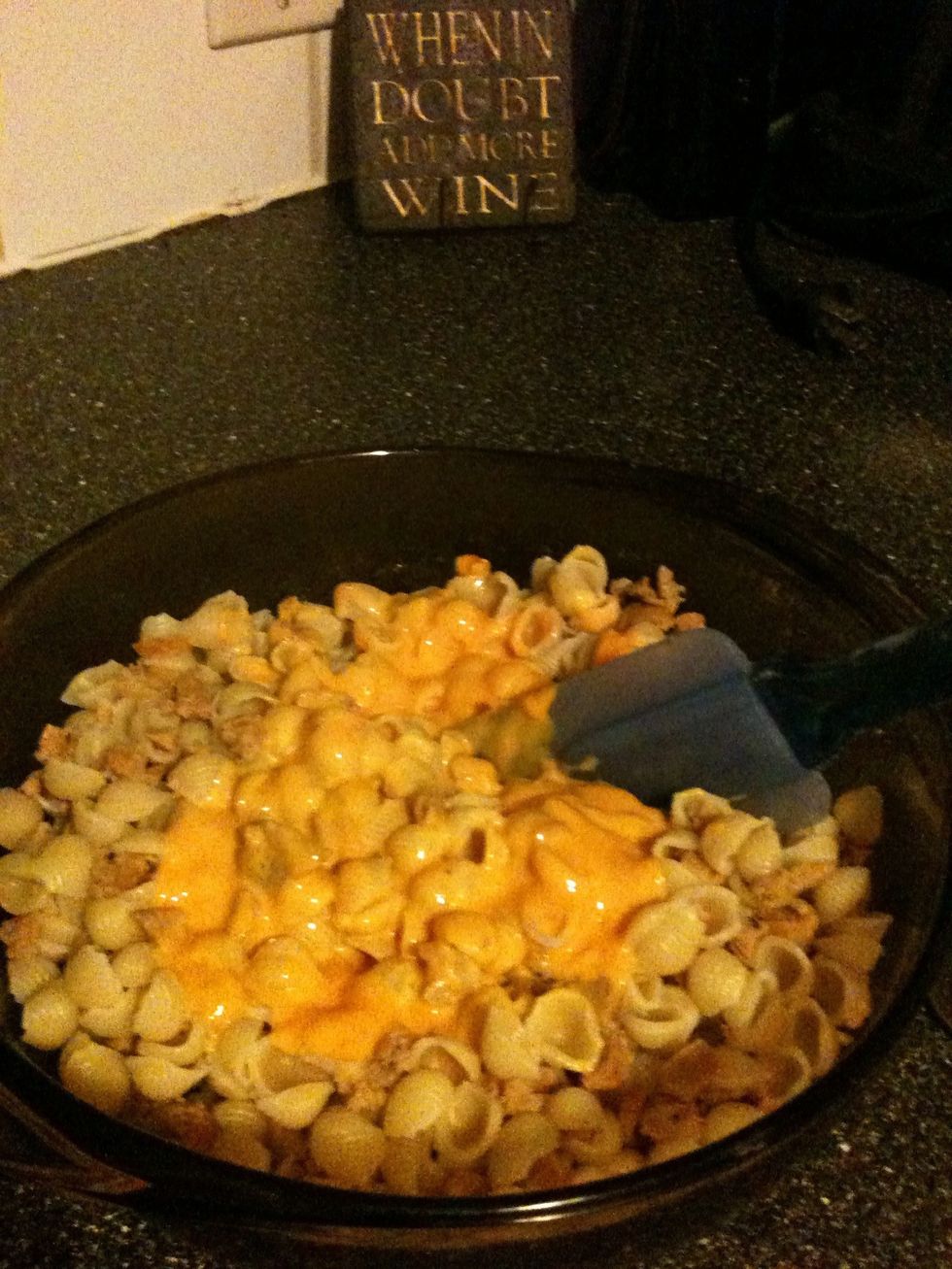 Pour cheese sauce over pasta and chorizo and mix well.