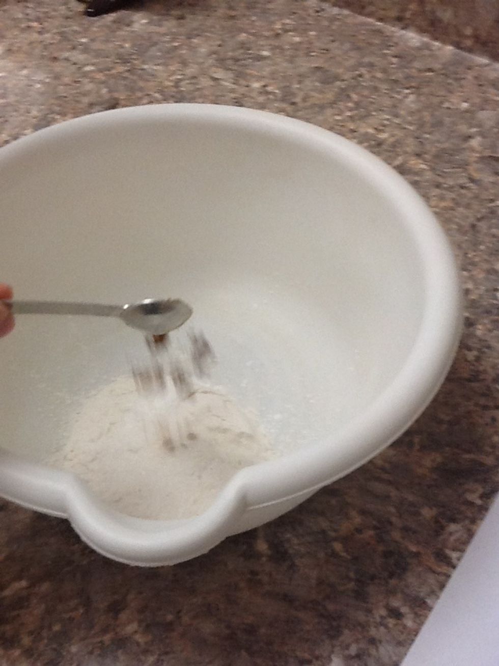Pour cinnamon into bowl. Then mix the dry Ingeredients.