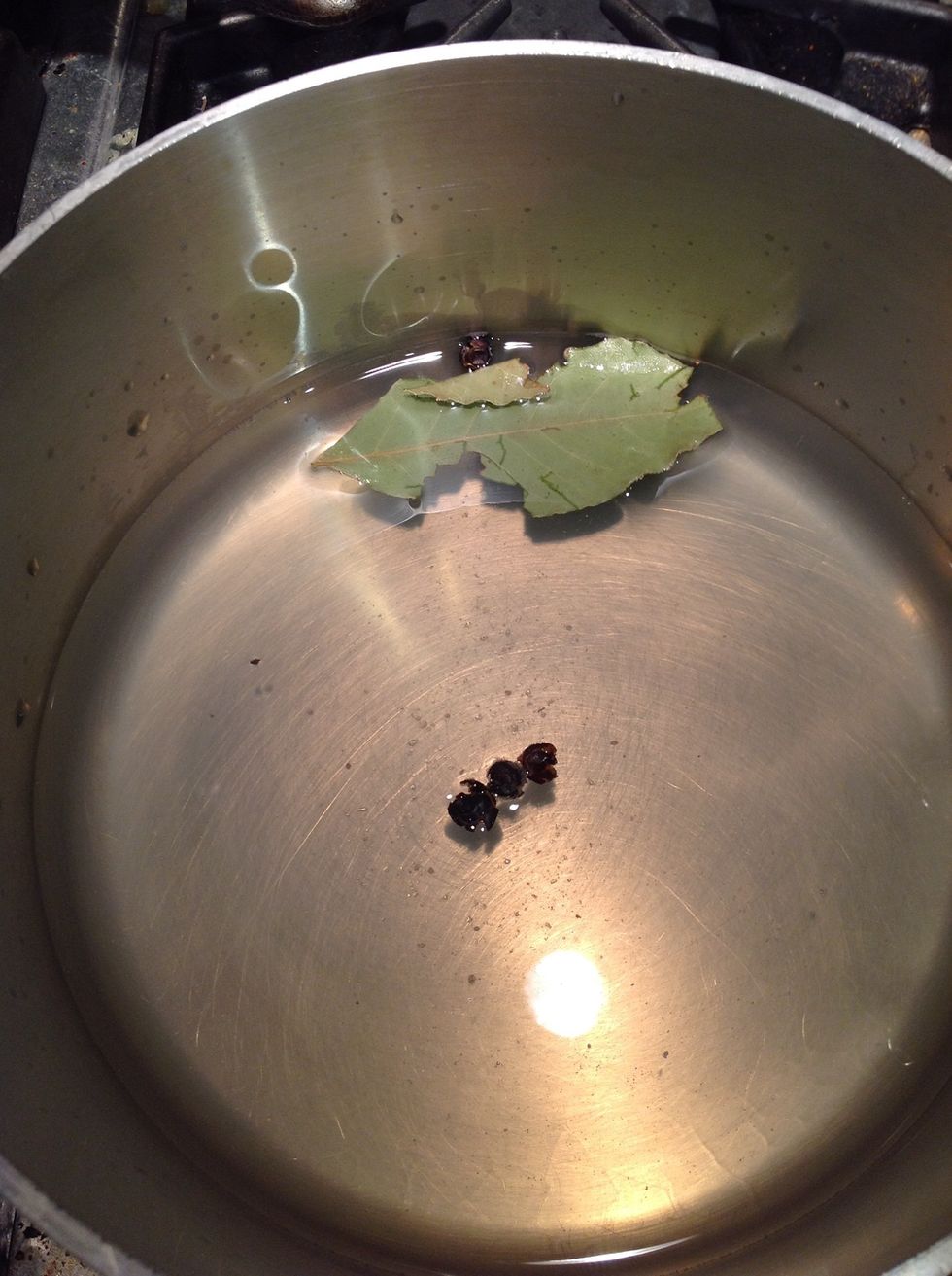 Pour clam broth, 2 cups water, bay leaf, juniper berries & 1/4 tsp salt in sauce pan.  Bring to boil.