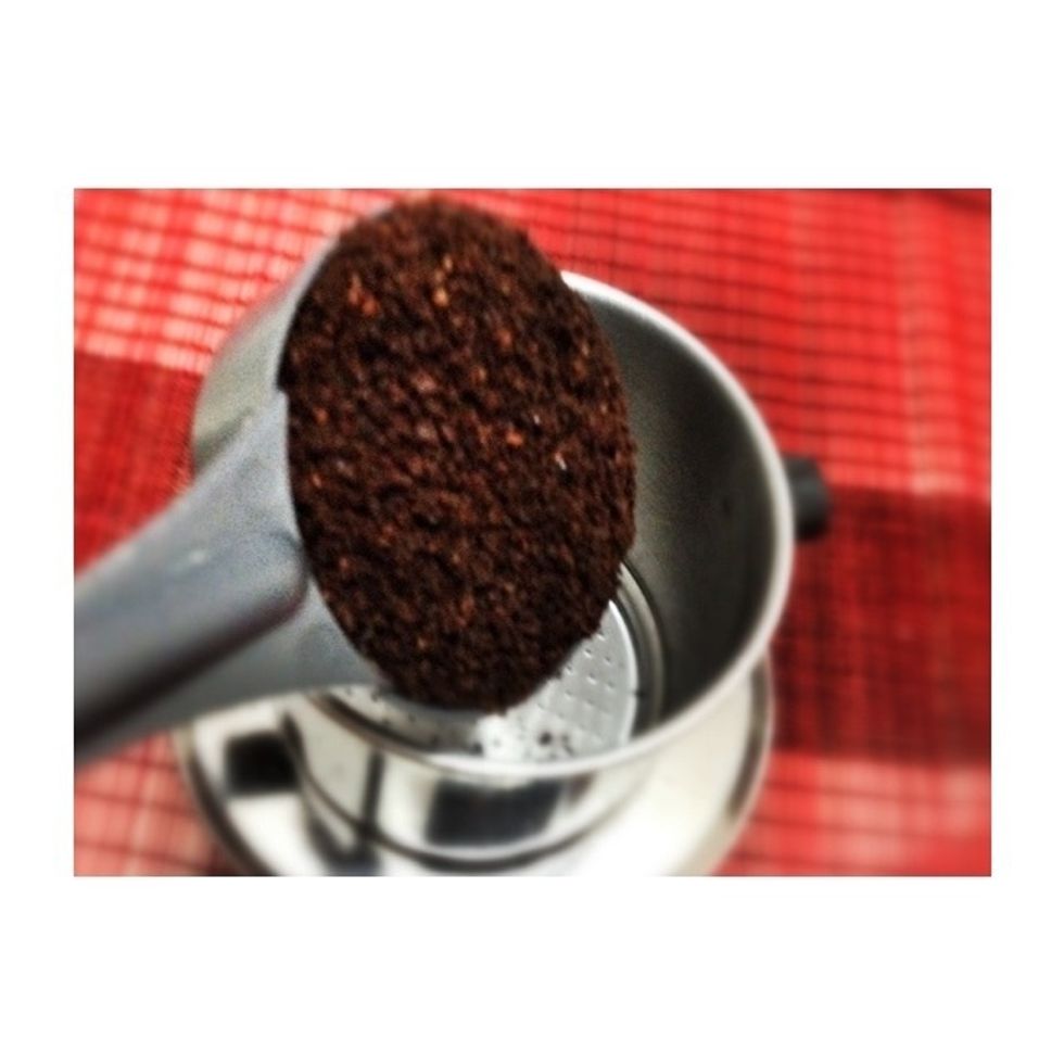 Pour coffee about 2 scoup...