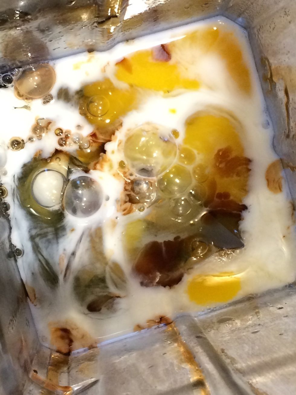 Pour eggs, vanilla, vinegar and milk into the blender.