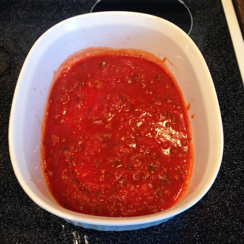 Pour enough of your favourite homemade or bottled Italian sauce to completely cover the bottom of a casserole dish.