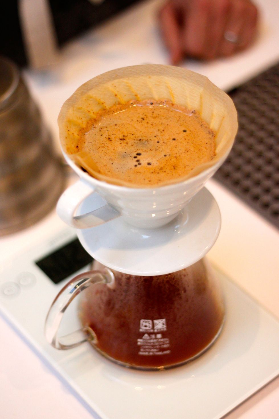 Pour evenly to evenly extract flavor and apply pressure evenly. The foam on top will be an even red color.