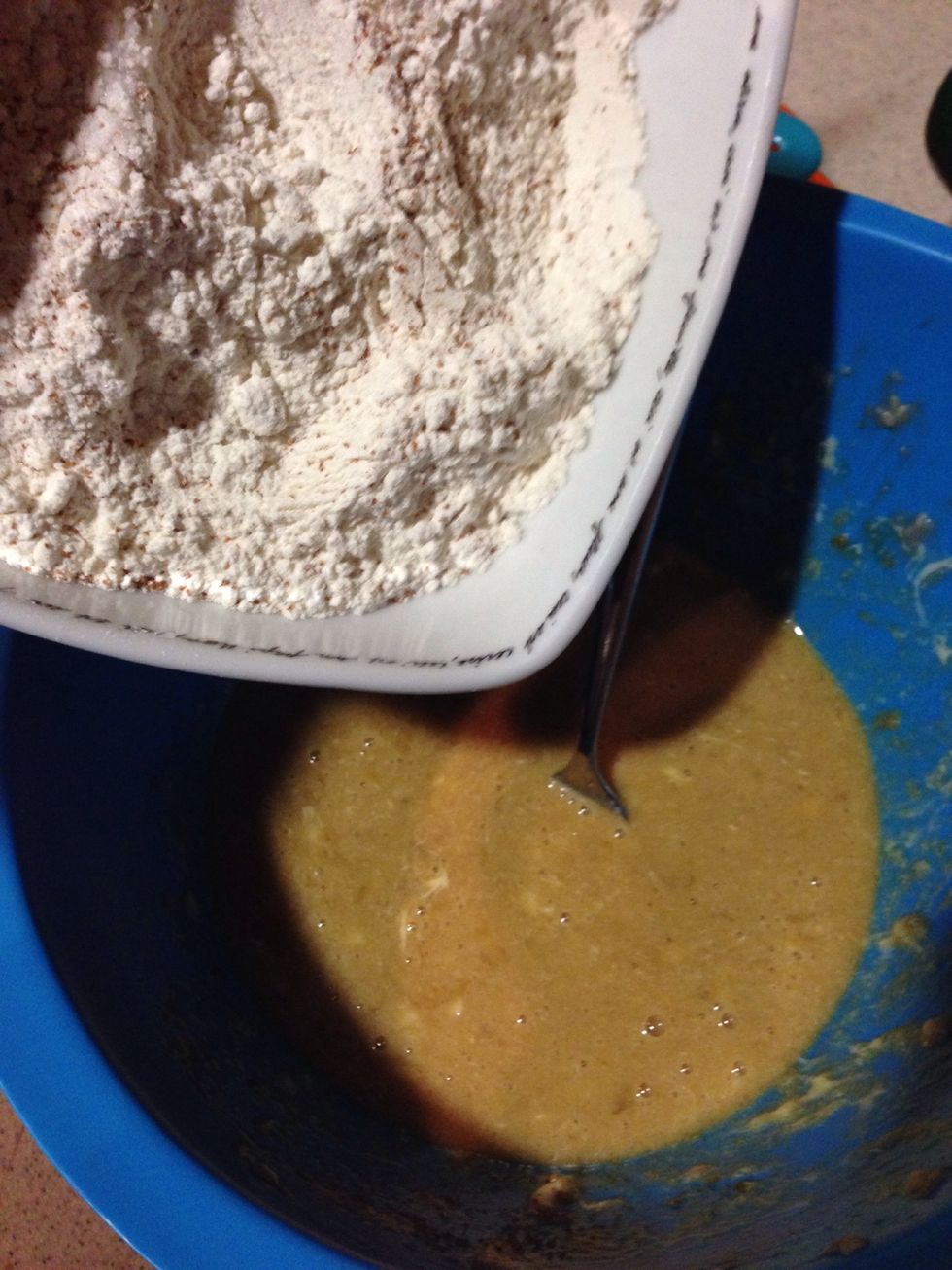 Pour flour ingredients to the bowl and mix it well.