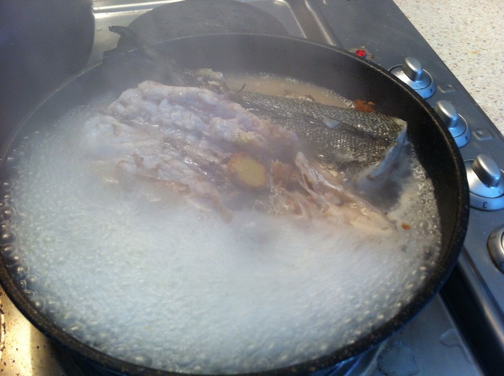 Pour half a liter of boiling water into the pan, for 30 seconds, then pour a liter of water into the soup pot.