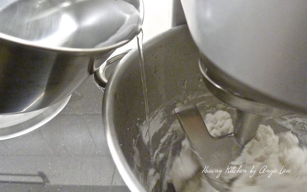 Pour in BOILING water and on low speed, stir immediately to mix well.