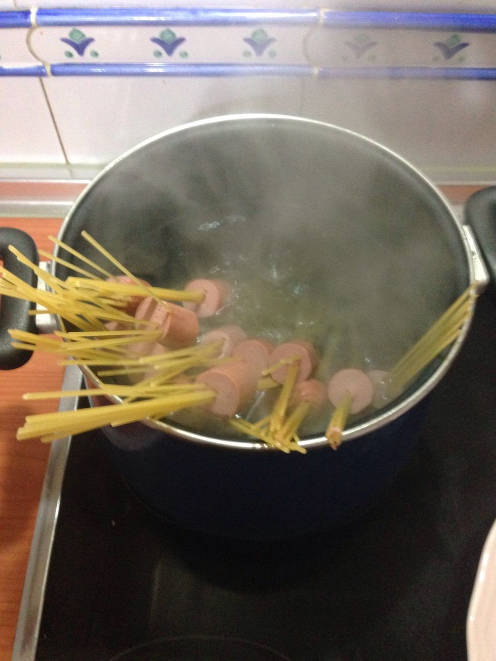 pour in the boiling water (echar en el agua hirviendo)