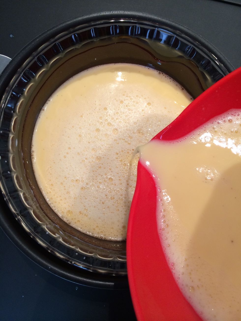 Pour in the recipient coated with caramel.