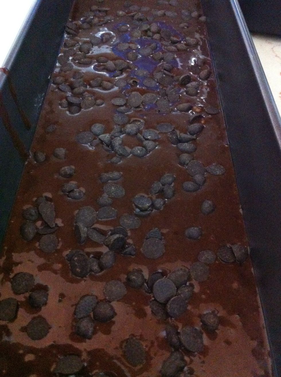 Pour into a baking tray and sprinkle the chocolate chips just like that