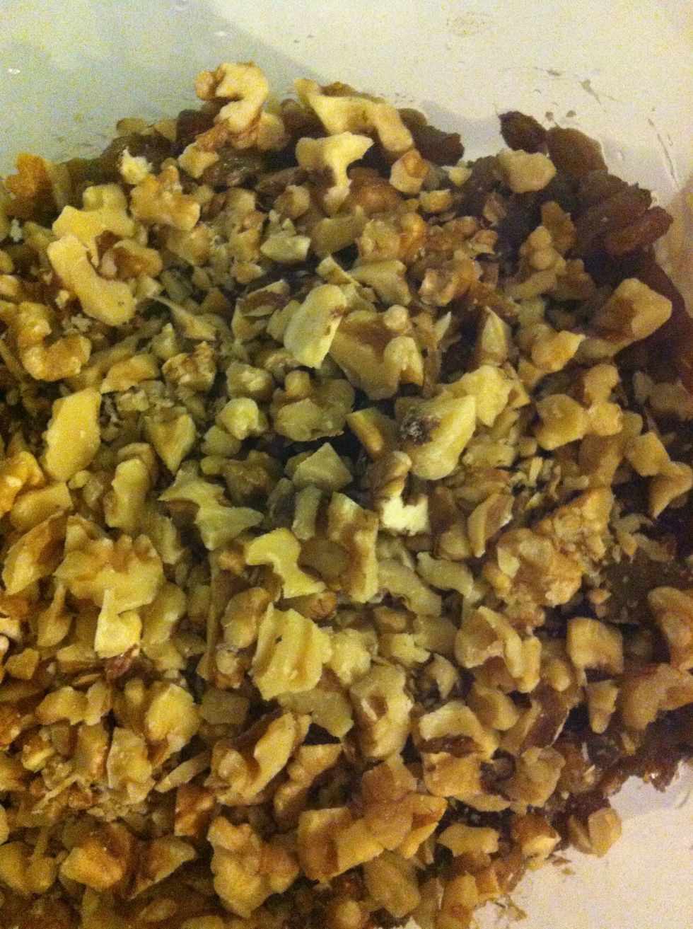 Pour into a bowl and sprinkle with walnuts. Chill and serve.