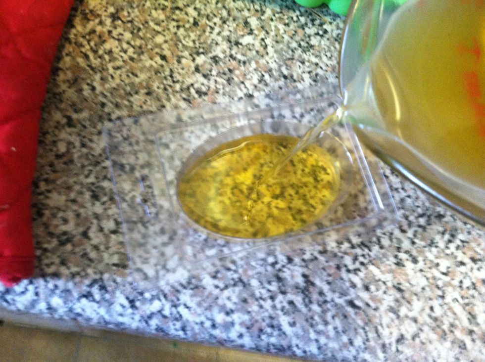 Pour into the molds. I filled up one clamshell to give as a gift \u27a1