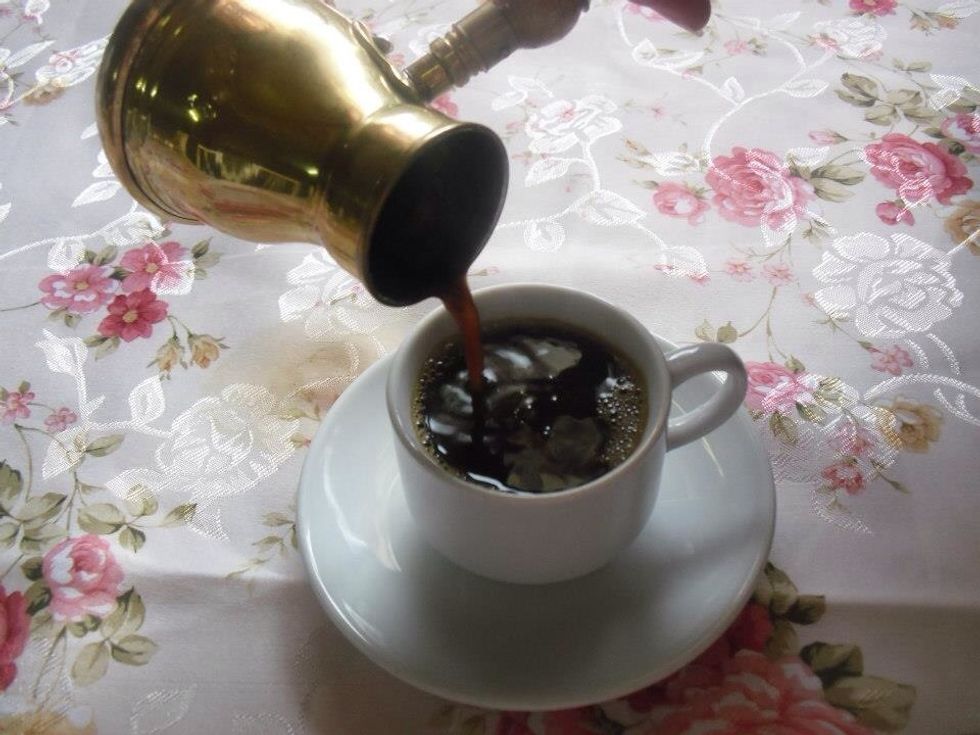 Pour it in the cups .