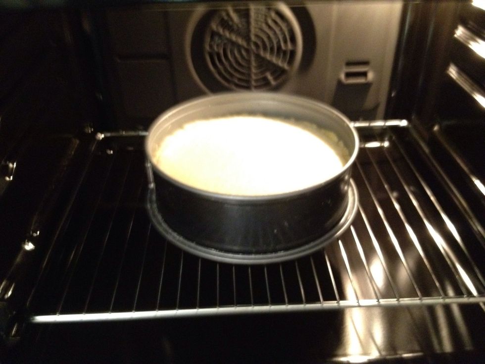 Pour it over the dough. Put the cake in the oven, 30 minutes, 200 degrees Celsius. Make sure not to burn the cake! I had to cover it with foil after about 10 minutes because it got too much color.