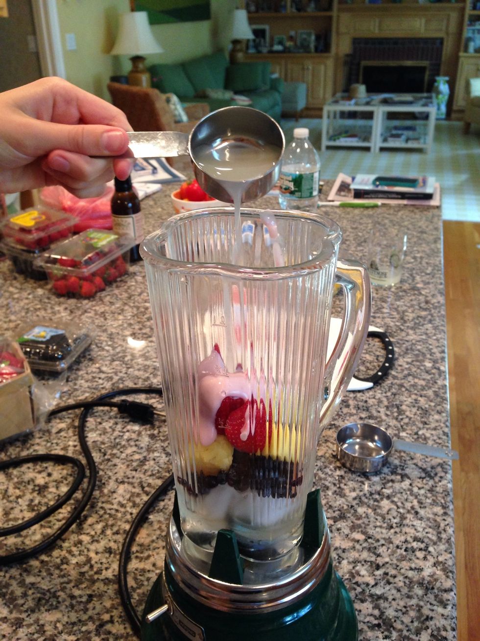 Pour lemonade into blender \ud83c\udf4b