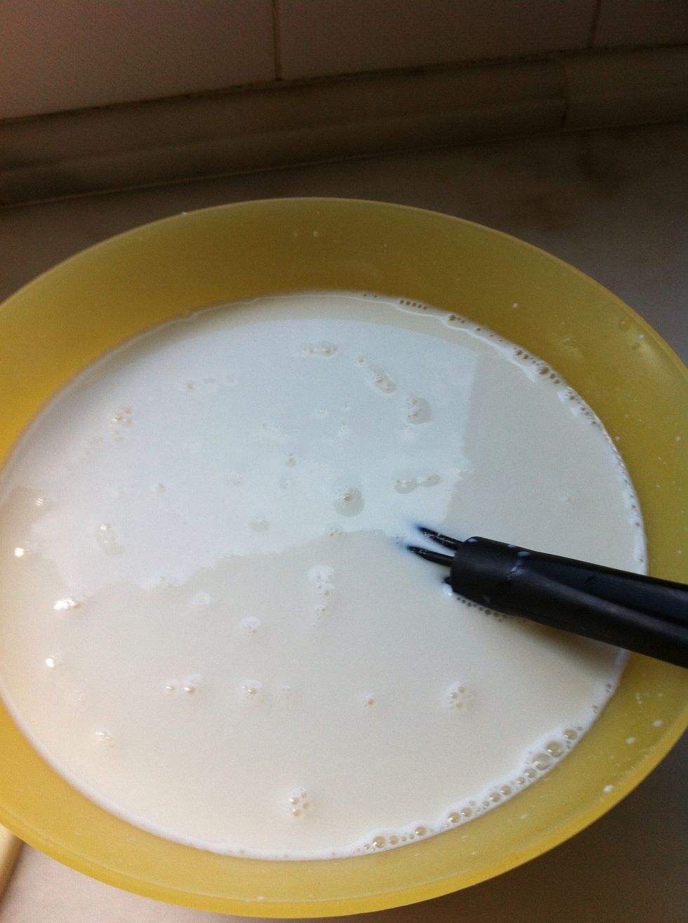 Pour milk, sugar and Yoghurt in a cup