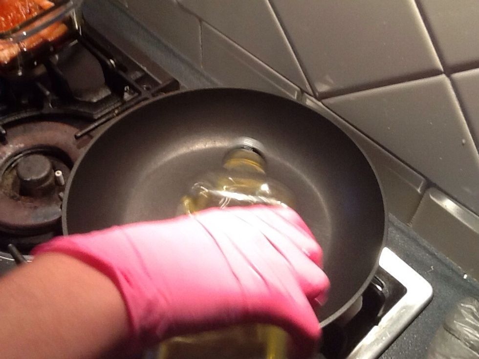 Pour olive oil on the pan.