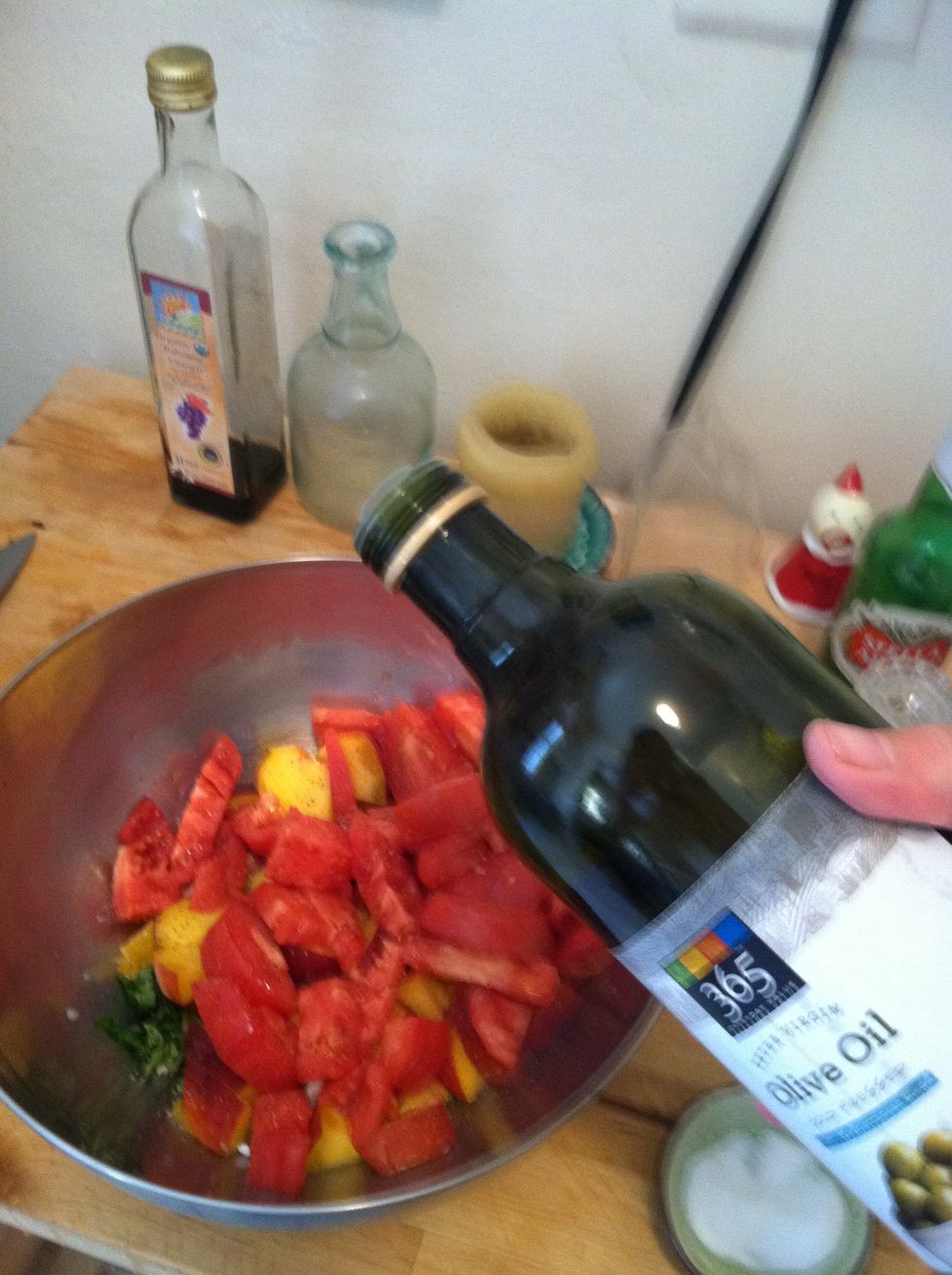 Pour olive oil on the salad. About 1 tbsp.