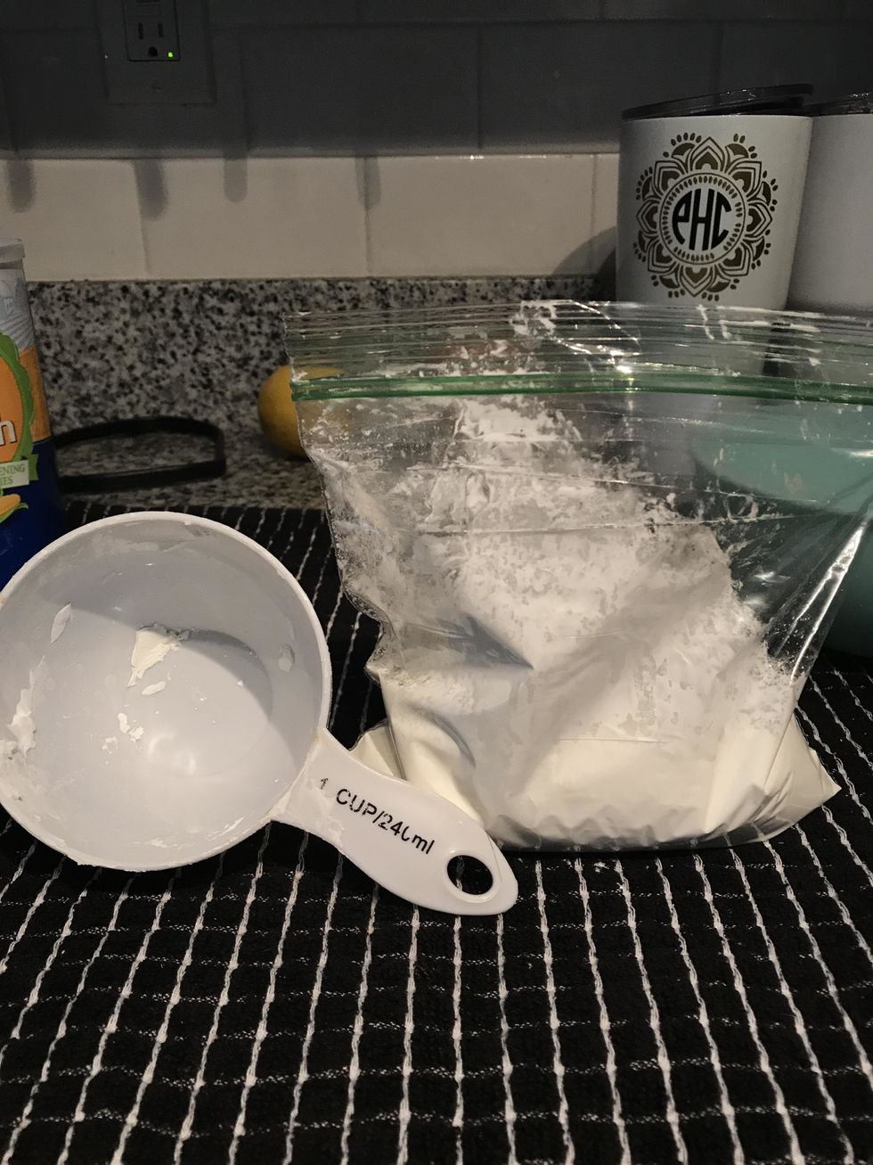 Pour one cup of cornstarch into the ziplock bag.