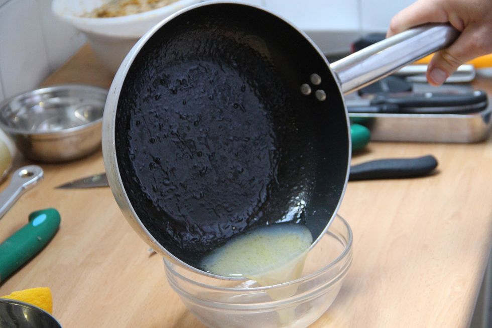 Pour sauce from mussels and put in bowl.