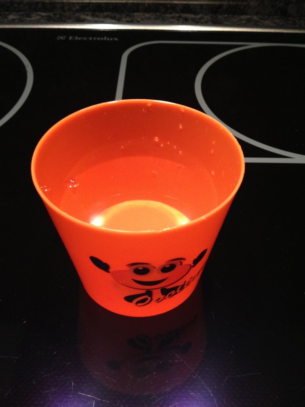 Pour some water into the wider cup, somewhere between half and 3/4 full (No worries, you can adjust later). For an added thrill, you can add color (for cupcakes or so) to the water: colored ice!