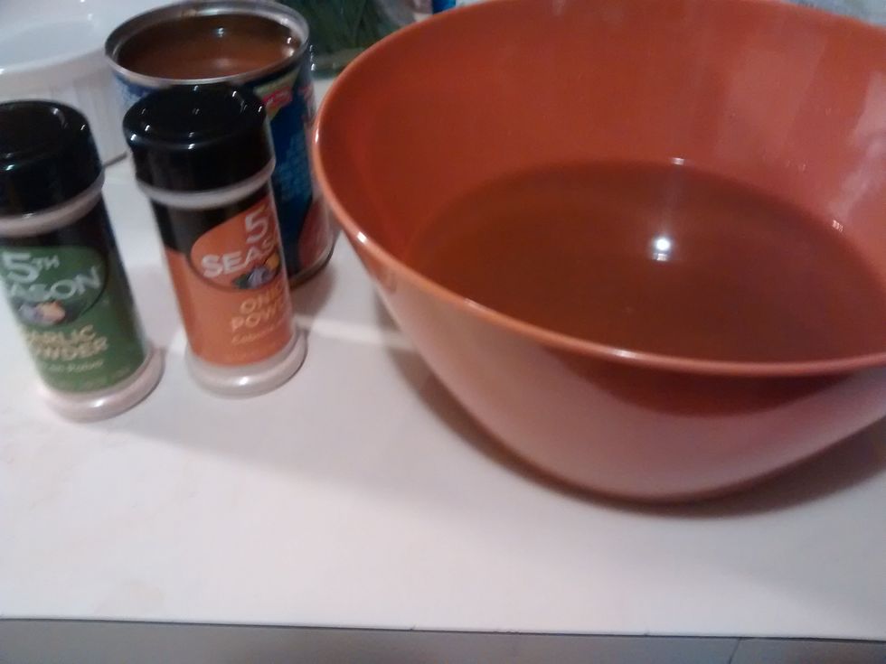 Pour soup into a 2 cup bowl. Then stir in the onion powder, and the garlic powder.