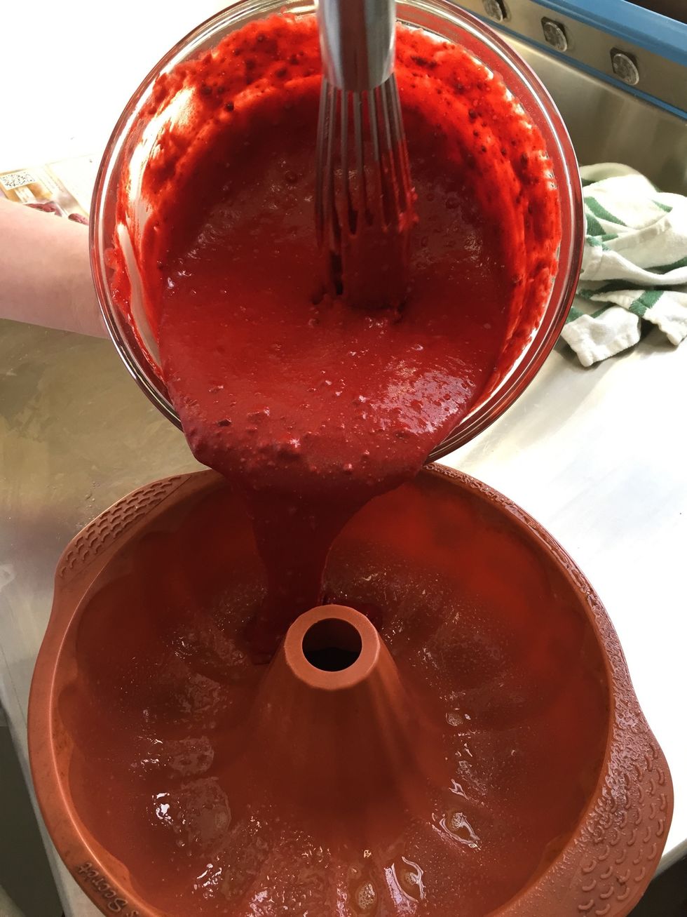 Pour the cake batter into the bundt pan and spread it out evenly.