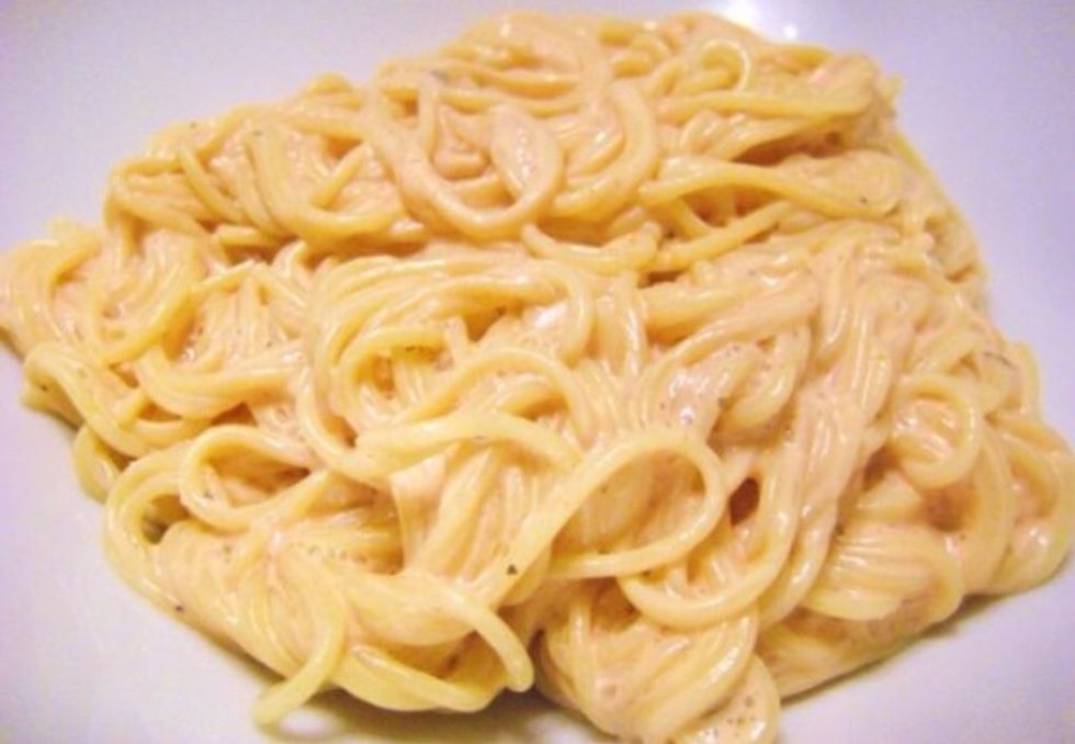 Pour the cheese sauce into the spaghetti.
