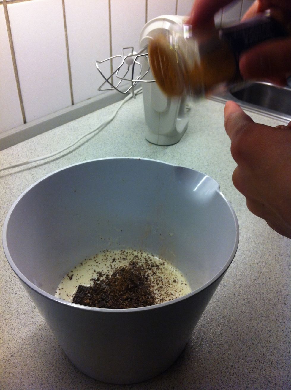 Pour the chocolat and cinemon into the Bowl