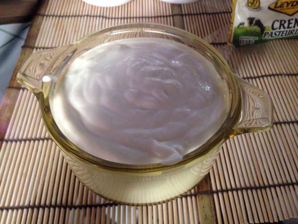 Pour the cream in a bowl and put 3/4 of the onion cream! Mix