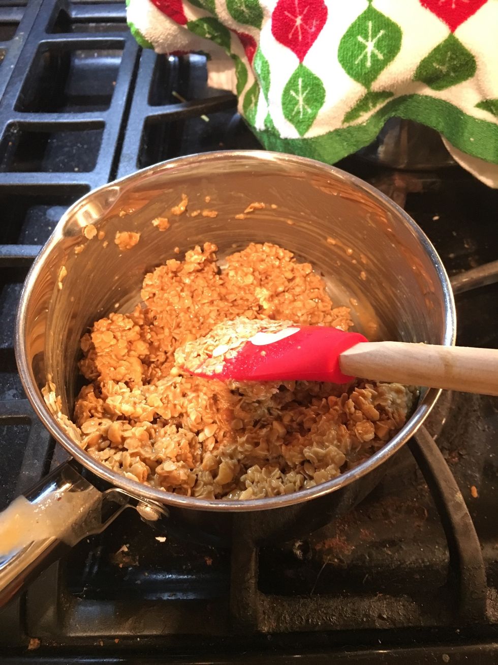 Pour the cup of oats to the mixture and mix well