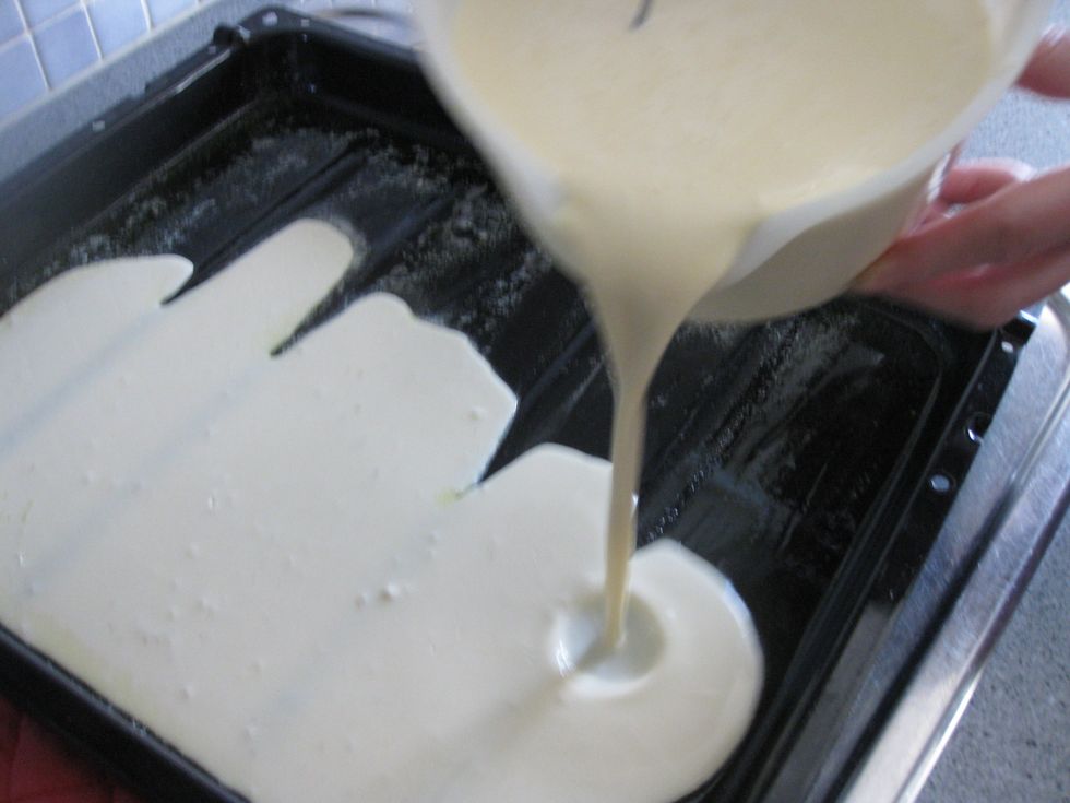 Pour the dough on the dish