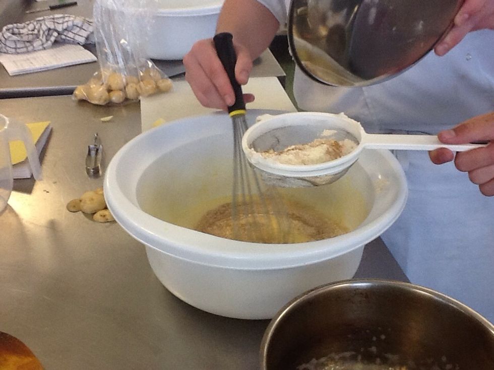 Pour the egg in a bowl and add the cinnamon, flour and baking powder mixture