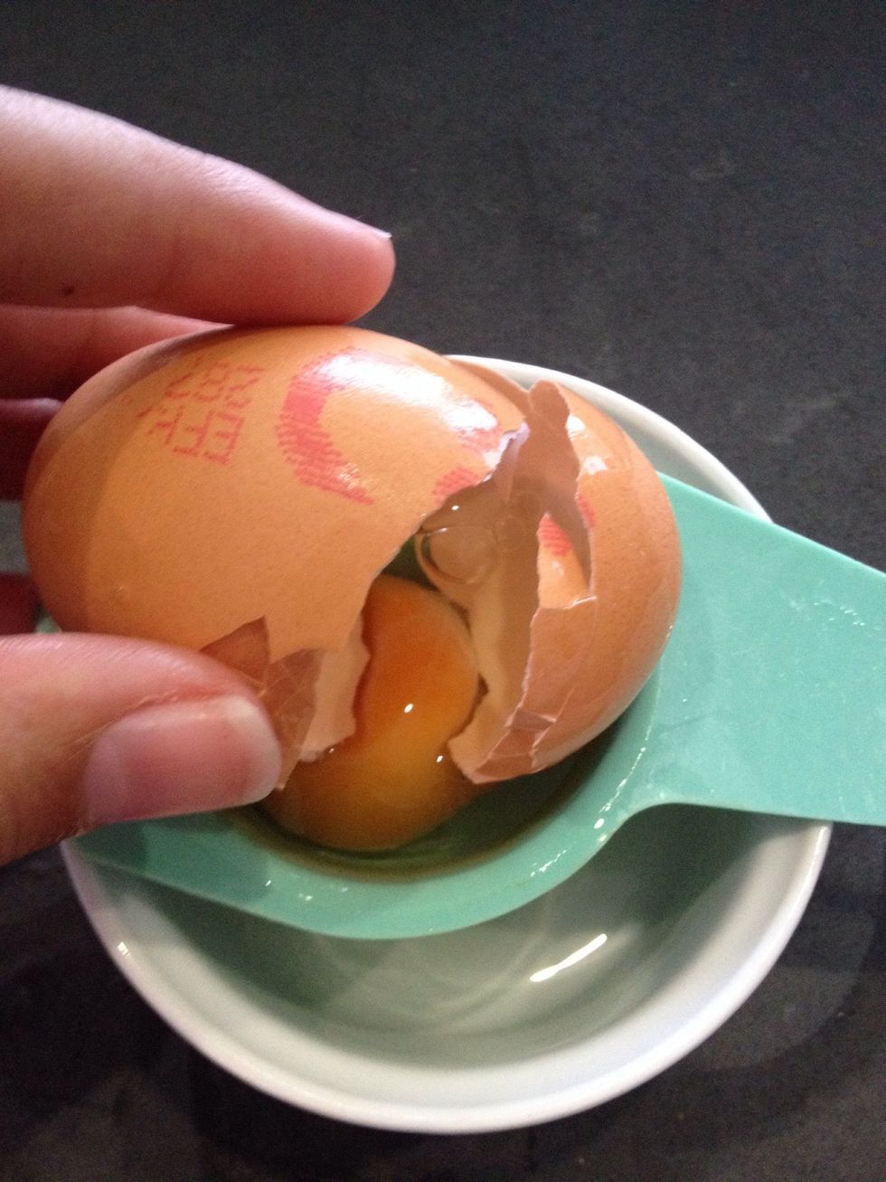 Pour the egg into the strainer.