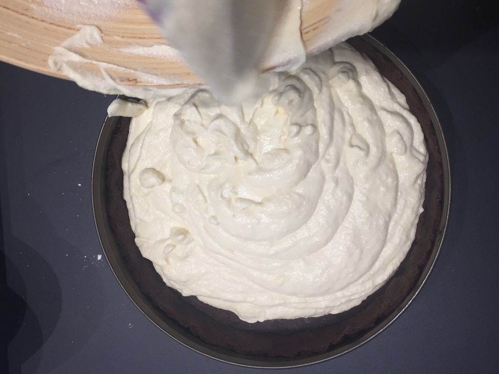 Pour the filling in the prepared raw crust