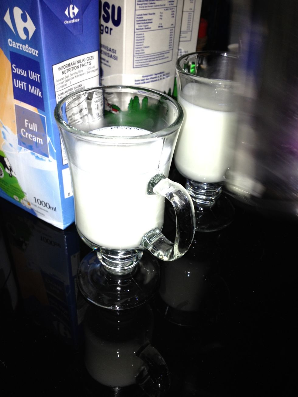 pour the foamy milk into the serving glass