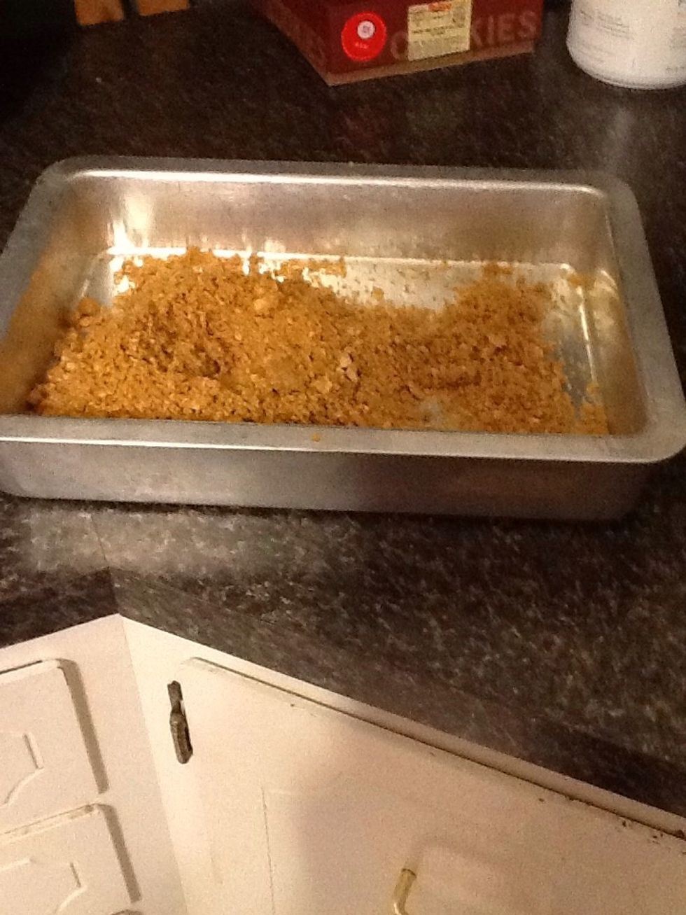 Pour the graham crackers in the pan.